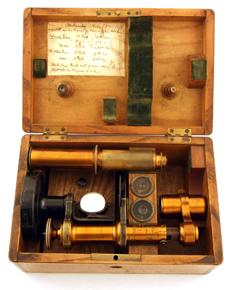 Fr. Belthle in Wetzlar: Kleines Mikroskop Nr. 703 im Kasten