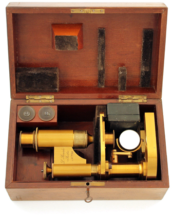 Louis Beneche Berlin, Hufeisenmikroskop Nr. 2266 im Kasteb