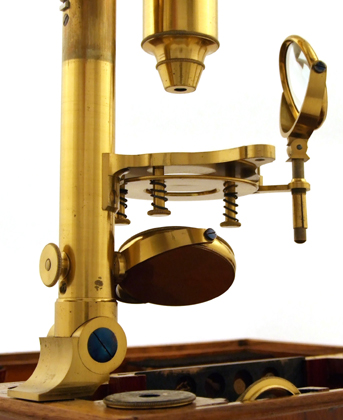 Mikroskop von Utzschneider und Fraunhofer in München um 1820: Feder am Tisch