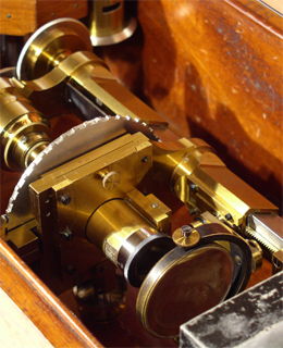 R. Fuess Berlin: Polarisationsmikroskop Detail im Kasten liegend