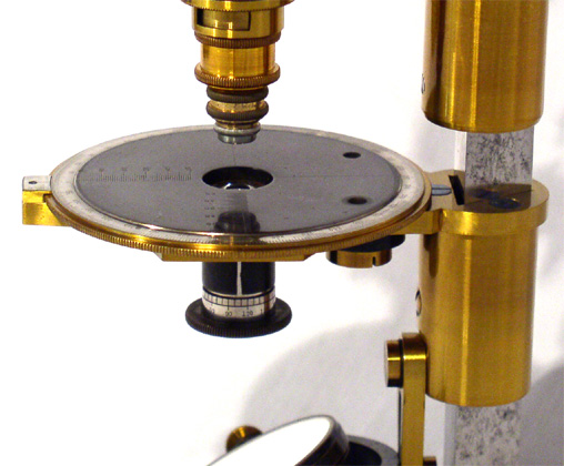 R.Fuess Berlin: Rosenbusch Mikroskop von 1875: Tisch