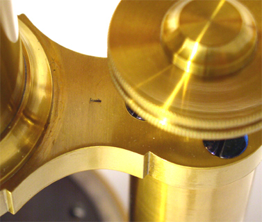 R.Fuess Berlin: Rosenbusch Mikroskop von 1875: Schlagzahl am Tubusträger