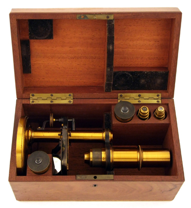Mikroskop E. Gundlach in Berlin No. 120 im Kasten
