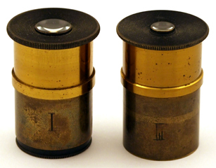 Mikroskop E. Gundlach in Berlin No. 120 Okulare I und III