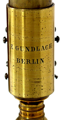 E. Gundlach Berlin, Mikroskop: Signatur