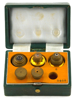Mikroskop E. Hartnack 5468: Objektive in Schatulle