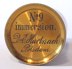 Hartnack: Immersion No. 9; Signatur auf der Messingdose 