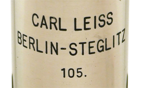 Petrographisches Mikroskop von Carl Leiss Berlin-Steglitz, No. 105: Signatur