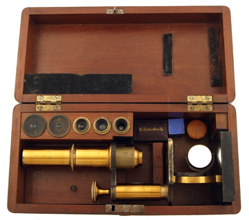 kleines Mikroskop von E. Leitz in Wetzlar No. 1189 im Kasten