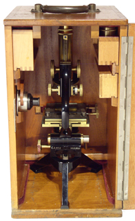 Mikroskop E. Leitz Wetzlar No. 150563, in Kasten