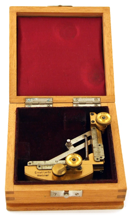 Polarisationsmikroskop CM Ernst Leitz Wetzlar Nr. 269241: Kreuztisch in Schatulle