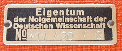 Ernst Leitz Wetzlar: Universaldrehtisch UT5, No. 2037 von 1950: Plakette des Tisches