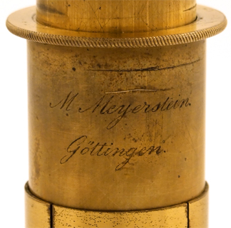 Mikroskop von Moritz Meyerstein Göttingen, No. 13: Signatur