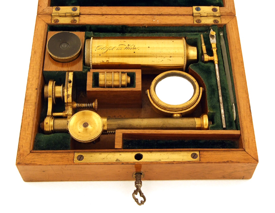 S. Plössl in Wien: Taschenmikroskop um 1835 - im Kasten verwahrt