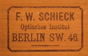 Stempel im Kasten des Mikroskops F.W. Schieck in Berlin Nr. 46831