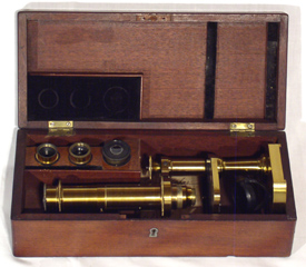 Franz Schmidt & Haensch Berlin: Kleines Mikroskop im Kasten liegend
