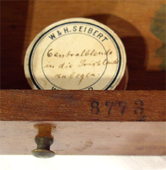 Seibert in Wetzlar Mikroskop Nr. 8773 Seriennummer im Kasten