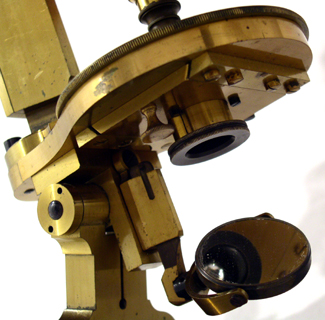 Mikroskop R. Winkel Göttingen Stativ II; Tischdetail