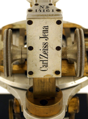 Mikroskop Carl Zeiss Jena Nr. 14161, Vorserienmodell Stativ IIa aus Aluminium: Signatur
