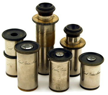 Mikroskop Carl Zeiss Jena Nr. 14161, Vorserienmodell Stativ IIa aus Aluminium: Okulare