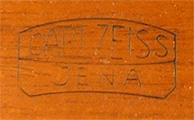 Carl Zeiss Jena, eingebranntes Logo von Zeiss im Kasten
