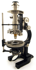 Mikroskop mit synchroner Drehung der Nicols