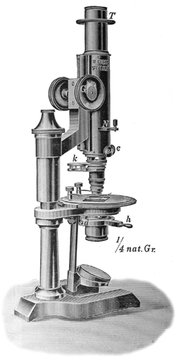 Mikroskop R. Fuess Berlin Steglitz, Stativ IV; Abb. aus: R. Fuess mechanisch-optische Werkstätten Steglitz bei Berlin Abteilung I.: Optische Instrumente; Liste No. 38 (III. Auflage); Steglitz 1907 