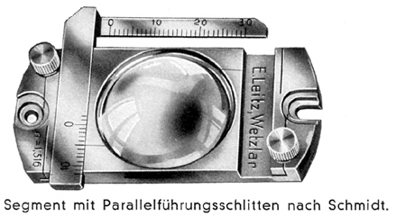 Segment mit Parallelführungsschlitten nach Schmidt von Ernst Leitz Wetzlar. Abbildung aus: Ernst Leitz Wetzlar: Polarisationsmikroskope; Liste 53 Pol.d.; Wetzlar Juli 1940 