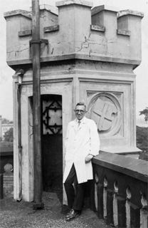 Joachim Lietz auf dem Dach des Mineralogisch-petrographisches Institut der Universität Hamburg, Esplanade 1 c; Foto um 1935