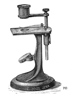 Carl Zeiss Jena, Kleines Präparierstativ P V, Abb. aus: Carl Zeiss Jena, Optische Werkstätte: Mikroskope und mikroskopische Hilfsapparate; 32. Ausgabe; Jena 1902 