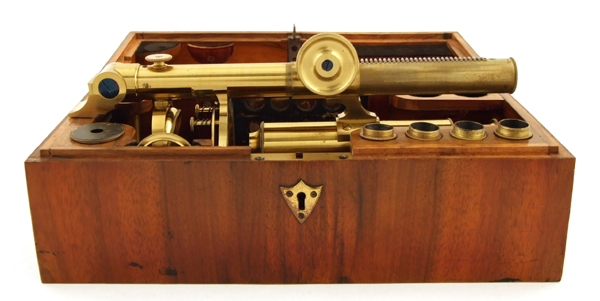 Mikroskop von Utzschneider und Fraunhofer in München um 1820 im Kasten eingeklappt
