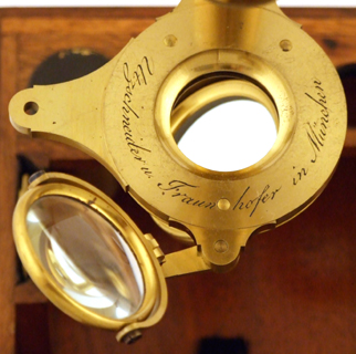 Mikroskop von Utzschneider und Fraunhofer in München um 1820: Signatur