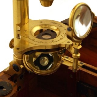 Mikroskop von Utzschneider und Fraunhofer in München um 1820: Probeobjekte am Tisch geklemmt