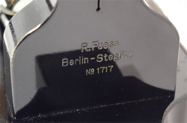 R. Fuess Berlin-Steglitz: Mikroskop nach F.E. Wright, Nr. 1717; Signatur