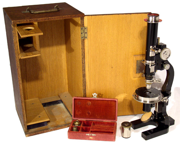 Polarisationsmikroskop R. Fuess Berlin Steglitz # 2640 mit Kasten
