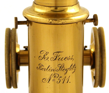 Mikroskop R. Fuess Berlin-Steglitz No. 511: Signatur