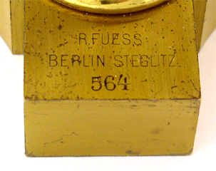 R. Fuess Berlin Steglitz No. 564, Stativ VIII, Signatur