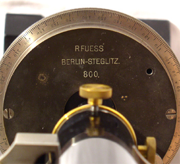 R. Fuess Berlin-Steglitz Mikroskop #800: Signatur