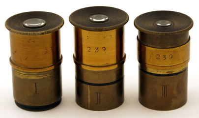 Mikroskop Stativ V von E. Gundlach Berlin, Nr. 239, Okulare
