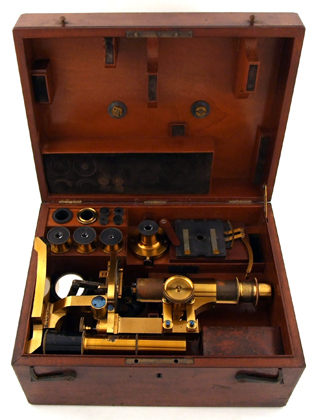 Mikroskop Stativ No. 2, E. Gundlach Berlin, Nr. 385 um 1869 im Kasten