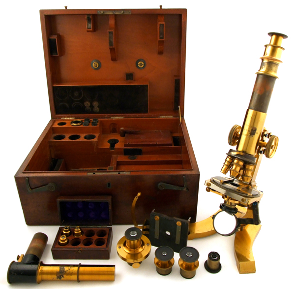 Mikroskop Stativ No. 2, E. Gundlach Berlin, Nr. 385 um 1869 mit Kasten und Zubehör