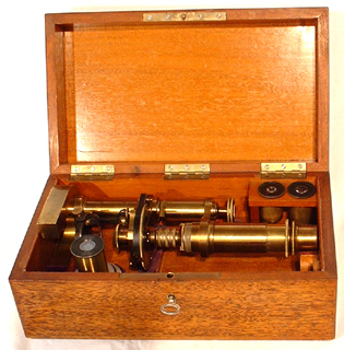 Frühes Polarisationsmikroskop E.Hartnack & Co. im Kasten