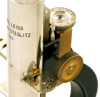 Petrographisches Mikroskop von Carl Leiss Berlin-Steglitz, No. 105: Feineinstellung
