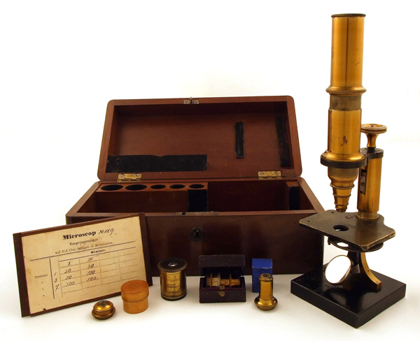 Kleines Mikroskop von E. Leitz in Wetzlar No. 1189 mit Kasten und Zubehör