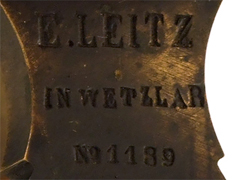 kleines Mikroskop von E. Leitz in Wetzlar No. 1189: Signatur