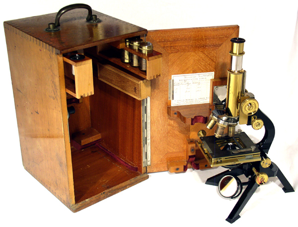 Mikroskop E. Leitz Wetzlar No. 150563, Vorserienmodell mit Kasten