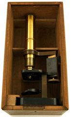 kleines Mikroskop von G. & S. Merz in München, No. 997 im Kasten