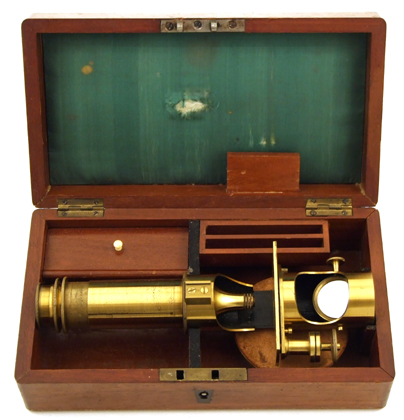Mikroskop von Moritz Meyerstein Göttingen, No. 13 im Kasten liegend