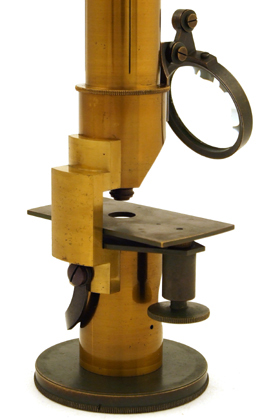 Georges Oberhaeuser Place Dauphine Paris: "Microscope achromatique reduit" Nr. 2165: Detail des Fußes
