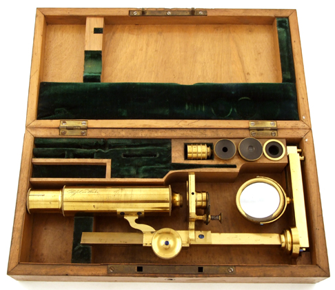 Kleines Mikroskopstativ von Simon Plössl in Wien im Kasten